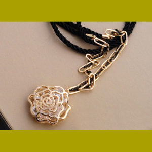 Crystal-Rose-Rhinestone-Fashion-Necklace