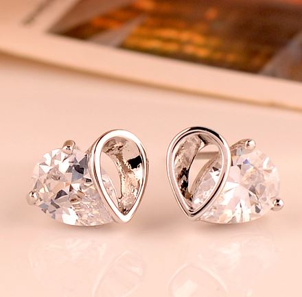 Glitering Heart 3D Rhinestone Earrings